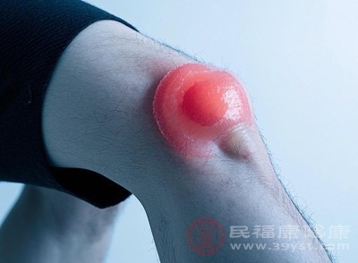 蹲起时膝盖“闹脾气” 积水可能在里面“搞事情”