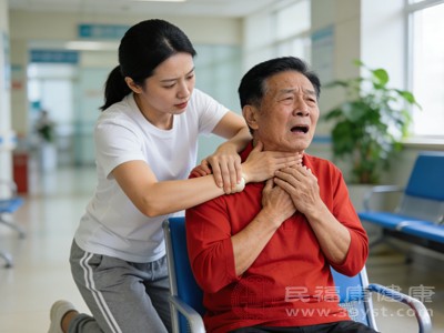 施救者站在患者身后，双腿分开呈弓步，一脚在前抵住患者腿部，形成稳定支撑，这是更新后新增的稳定姿势，能避免施救时双方摔倒