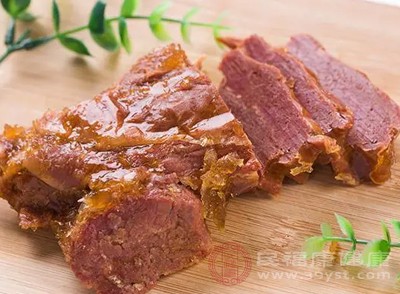 生熟食材要分开存放和处理，切生肉、生海鲜的刀具和砧板，绝对不能用来切熟食、凉菜，避免交叉污染