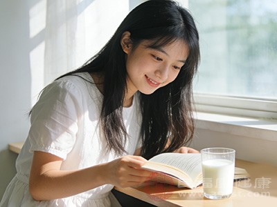 她们不再单纯以成绩或物质衡量成功，而是更关注“是否快乐”“是否被认可”