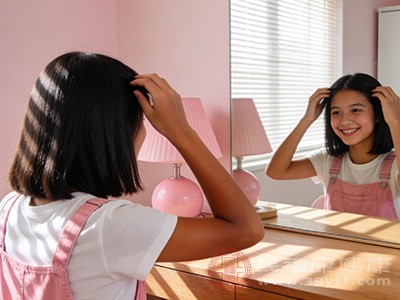 身体发育带来的变化（如身高、体型、第二性征）让女孩更在意自己的形象