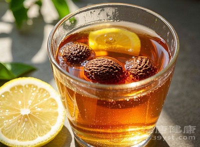 胖大海性寒，归肺、大肠经，具有清热润肺、利咽开音的功效，常用于声音嘶哑、咽喉肿痛、干咳无痰等症状