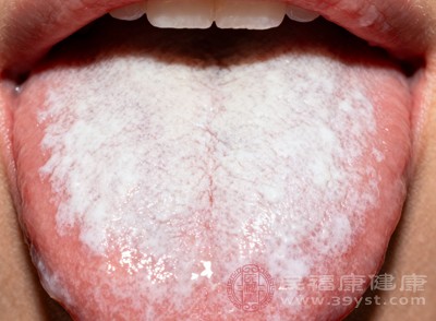 长期饮食不规律、暴饮暴食，或偏好油腻、生冷、甜腻食物，会加重脾胃消化负担，导致食物在体内积滞，不能及时运化，浊气上蒸至舌面，就会使舌苔变厚变白