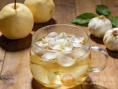 雪梨能清热润燥、生津止渴,百合则有滋阴润肺的作用,两者搭配,润燥效果加倍 雪梨能清热润燥、生津止渴,百合则有滋阴润肺的作用,两者搭配,润燥效果加倍