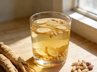 黄芪能益气固表，增强身体抵抗力；麦冬能滋阴生津、润肺清心，两者搭配，既能补气血、暖身体，又能缓解干燥带来的不适，适合老人和体虚的成年人饮用