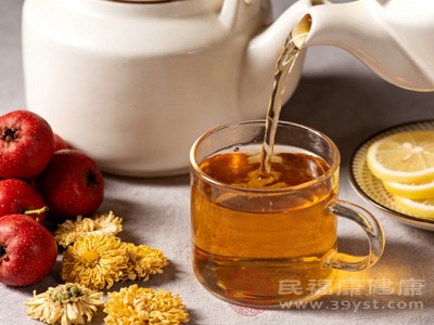 胃酸过多者，山楂中的有机酸会刺激胃黏膜，加重胃酸分泌，可能导致胃痛、反酸等症状