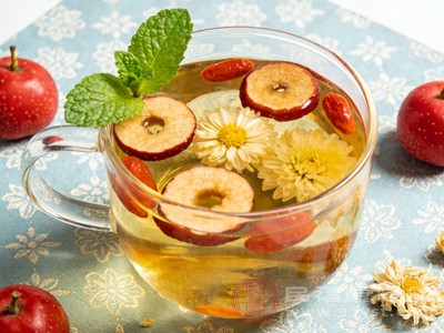 在感冒期间，若为风寒感冒（表现为怕冷、流清鼻涕等），应暂停饮用菊花水，以免加重寒性