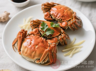 部分人认为“热毒”就是“上火”，便大量食用寒凉食物如冰饮、冰水果、螃蟹等