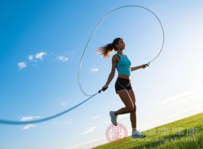 每天进行30分钟左右的适度运动，如快走、慢跑、跳绳、瑜伽等，能激活身体的新陈代谢，促进血液循环，让身体自主产生热量，从内而外变暖