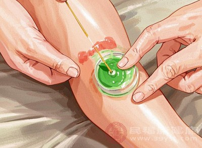 足三里穴在膝盖外侧下方，屈膝时膝盖凹陷处向下约三指宽的位置