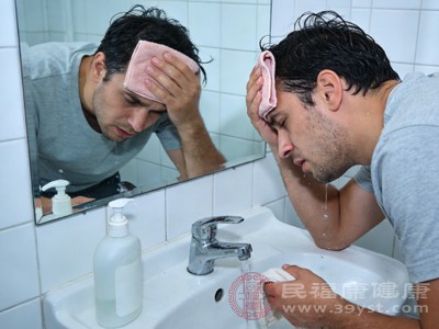 冷毛巾敷额头属于“传导散热”，利用冷毛巾与皮肤之间的温度差，将头部的热量传导到毛巾上，通过更换毛巾带走热量，从而达到降低头部温度、缓解头痛的效果