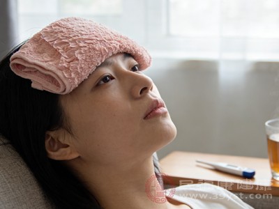 在进行物理降温的同时，要密切监测体温变化，建议每30分钟测量一次体温