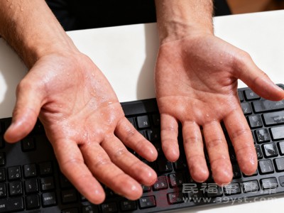 阴虚体质的人核心特点是“体内缺水”。平时特别怕热，手脚心容易发热，晚上睡觉爱出汗