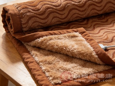 电热毯的高温和干燥环境会刺激皮肤，导致皮肤瘙痒、干燥加重，对于有湿疹、皮炎等皮肤病的人来说，可能会让症状恶化