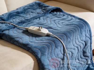 使用时温度不要调得太高，以身体感觉温暖舒适为宜，一般设置在中档即可