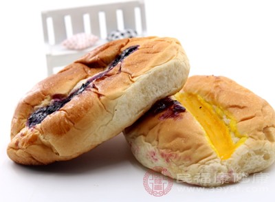 购买面包时，优先查看配料表，选择“全麦粉”“黑麦粉”等排在第一位的产品