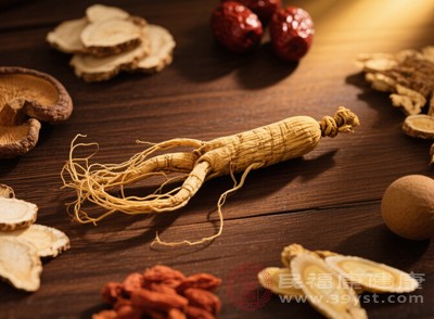 睡前不宜食用野山参，以免影响睡眠质量