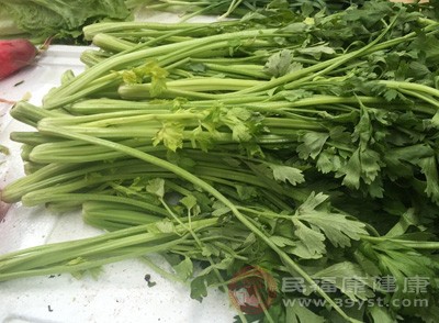 芹菜富含不可溶性膳食纤维，能机械性刺激肠道蠕动