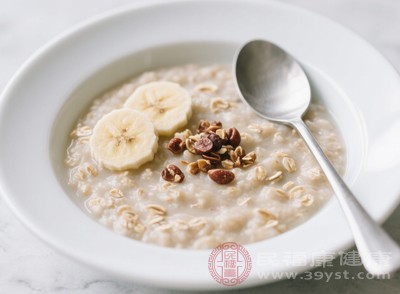 建议将每日主食的1/3-1/2替换为燕麦粥、糙米饭、红豆饭等全谷物杂豆制品 建议将每日主食的1/3-1/2替换为燕麦粥、糙米饭、红豆饭等全谷物杂豆制品