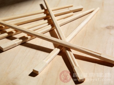 每公斤筷子的二氧化硫浸出量不能超过10毫克 每公斤筷子的二氧化硫浸出量不能超过10毫克