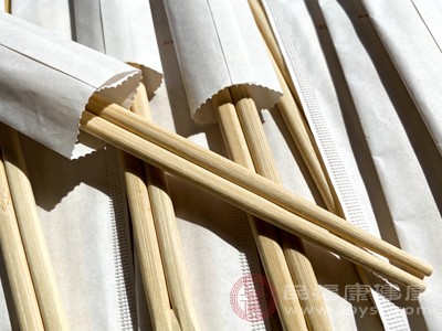 看外观，别选颜色特别白、白得发亮的筷子，优先选呈现竹木本身淡黄色、颜色均匀的产品