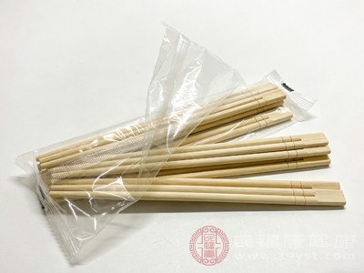 使用时如果发现筷子遇热后变黄、变软，或者有明显异味，要立即停止使用