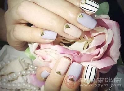 甲油胶、底胶、封层以及卸甲水等产品,都会散发出刺鼻的化学气味 甲油胶、底胶、封层以及卸甲水等产品,都会散发出刺鼻的化学气味