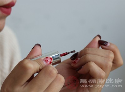 市面上的美甲产品质量参差不齐，一些低价劣质的甲油胶、卸甲水中，可能含有超标有害物质