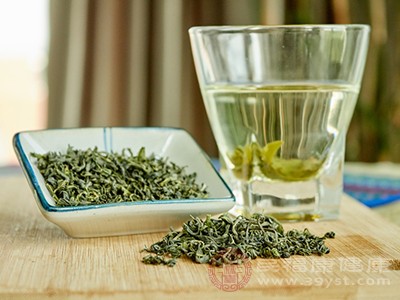 如果实在喜欢喝茶，建议选择淡茶