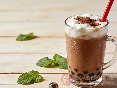 奶茶、果汁、可乐等高糖饮料，虽然不含咖啡因，但同样可能导致失眠