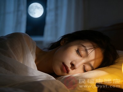 尽量做到每天23点前入睡，保证7-8小时睡眠