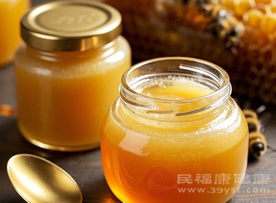 蜂王浆中的活性成分能够模拟人体内的激素作用