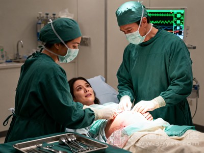 阵痛来袭时，可微调侧躺角度，寻找最舒适的疼痛缓解位置