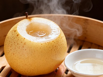 临近睡觉时，肠胃蠕动速度减慢，此时吃梨会增加肠胃消化负担，可能影响睡眠质量