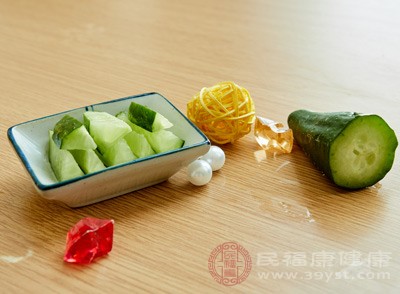 直接吃黄瓜的饱腹感更强，营养也更全面