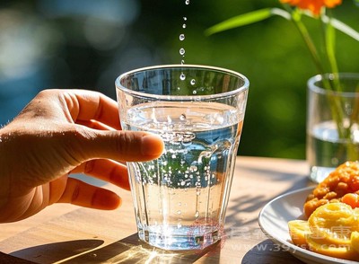 饮酒过程中多喝白开水或淡茶水，有助于促进身体新陈代谢，加速酒精和乙醛通过尿液排出体外，从而减轻脸红症状