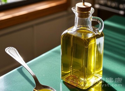 使用橄榄油、醋、柠檬汁等低嘌呤调味料来调味