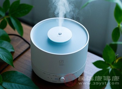 同时可在室内放一盆水或使用加湿器，将湿度维持在50%-60%，缓解皮肤干燥和呼吸道不适的问题