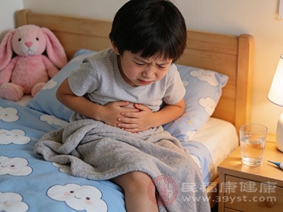 若疼痛剧烈、哭闹不止，或伴随发热、呕吐、精神萎靡，需立即就医