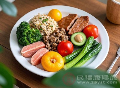 减肥应控制总热量，同时保证营养均衡，避免损害健康与肌肤