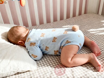 对于趴着睡的幼儿，可在其胸部下方垫一个小毛巾卷，支撑其身体，让呼吸更顺畅