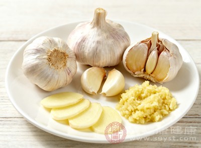 经常食用大蒜、洋葱、韭菜等刺激性食物，会使异味附着在口腔黏膜上