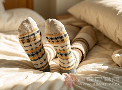穿袜子睡觉的核心是“舒适透气”