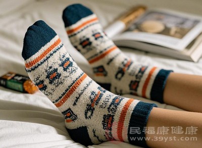 夏天穿袜子会增加闷热感，让人烦躁不安，影响睡眠