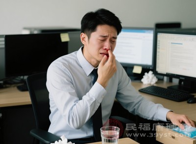 鼻腔、鼻窦的良恶性肿瘤，如鼻咽纤维血管瘤、鼻咽癌等，早期也可能以鼻出血为首发症状，通常表现为反复少量出血或鼻涕中带血，需高度警惕