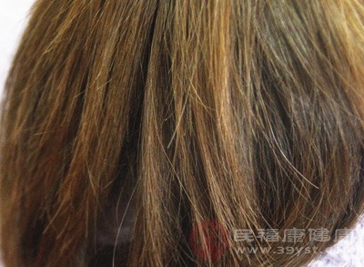烫染是导致头发分叉的常见原因之一