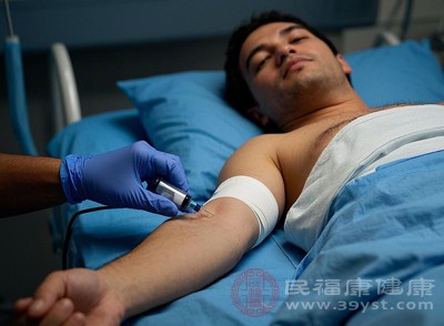 空腹期间，身体处于相对平静的状态，应避免进行剧烈运动