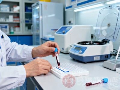 对于正在服用药物的人群，空腹期间是否停药应遵循医生的建议