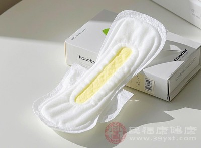 同时缩短卫生巾更换间隔，即使月经量较少，也建议每2-3小时更换一次，避免经血、汗液长时间积聚在皮肤上，降低刺激风险