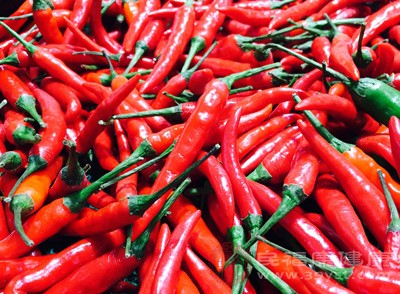 饮食上暂时避免辛辣、刺激性食物，减少身体的炎症反应，有助于过敏症状的恢复